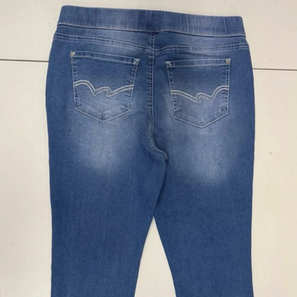 Wallflower Women’s Medium Wash Denim Pull on Capri Cropped Blue Jeans size 14 - Picture 2 of 7